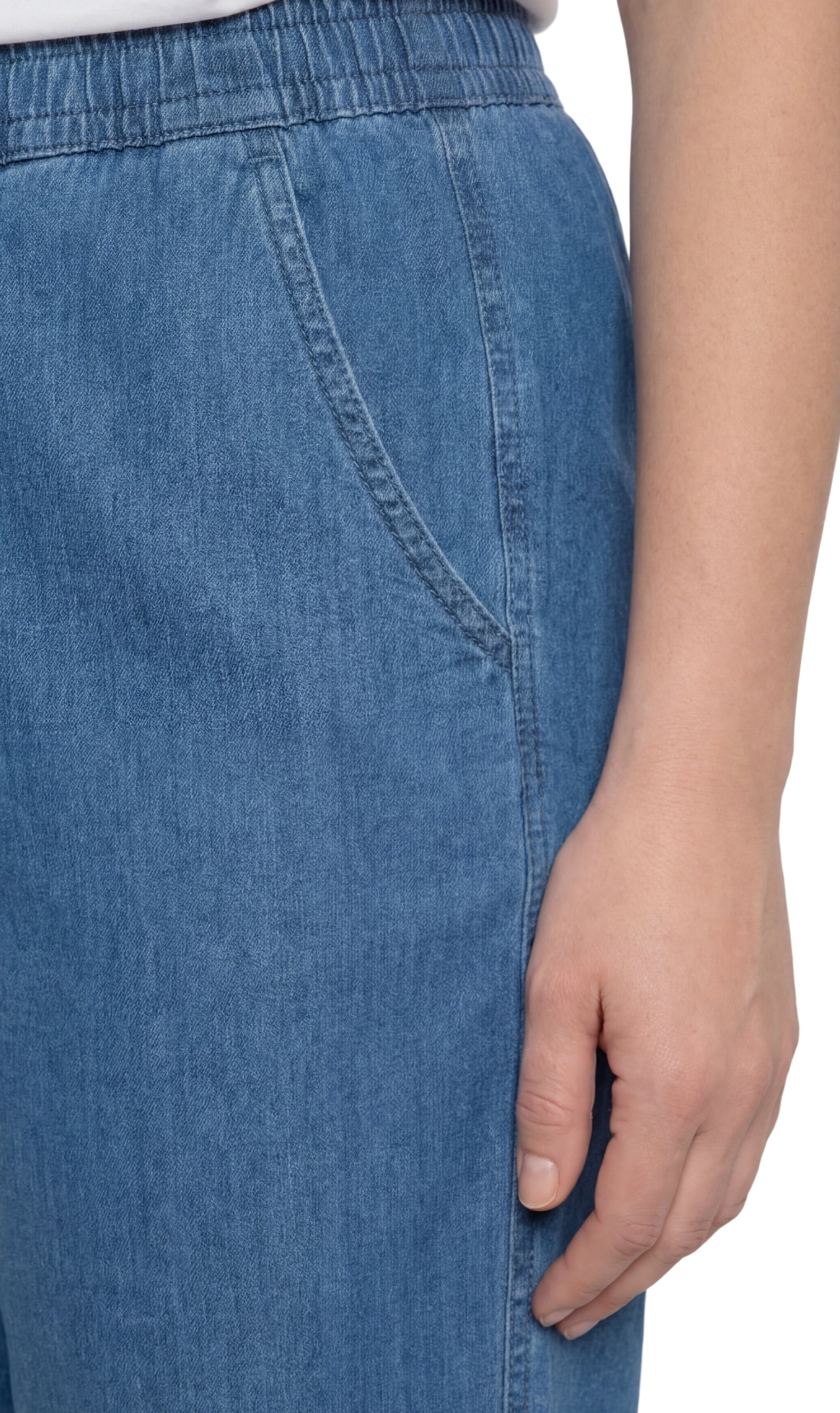 Turtle Bay New York Women's Easy Pull on Bermuda Shorts in Denim and Twill med blue pocket